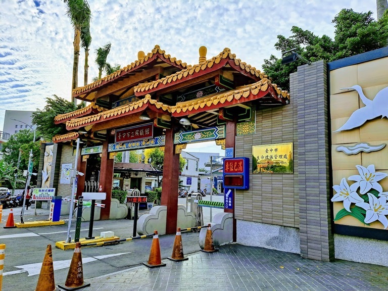 台中崇德殯儀館告別式禮廳現場高架花籃 EB326 擺設照片
